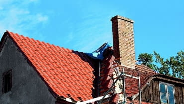 Na wymianę pokrycia dachowego najczęściej decydujemy się wtedy, gdy jest w znacznym stopniu zniszczone lub gdy dach zaczyna przeciekać wymiana pokrycia