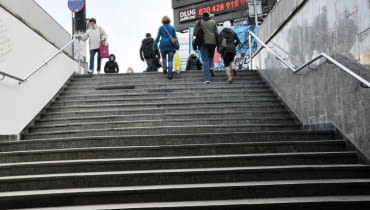 Schody do przejścia podziemnego pod rondem Dmowskiego Schody do przejścia podziemnego pod rondem Dmowskiego