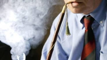 HOBBY. Z młodzieńczej fascynacji Sherlockiem Holmesem, a szczególnie nieodłączną fajką tego detektywa, zrodziło się niesłabnące zamiłowanie naszego gospodarza do malowanych główek i ozdobnych cybuchów. - Pierwszą fajkę kolekcjoner-ską kupiłem w czasach studenckich - była nie-miecka, XIX-wieczna, ze srebrnym kapturkiem. Najstarszym okazem w moich zbiorach jest gliniana fajeczka z 1631 r., najcenniejszym - miniatura barokowego obrazu 'Pokutująca Maria Magdalena' z miśnieńskiej porcelany, z ok. 1815 r. Szczególną dumą napawa mnie skórzane ubranko na główkę fajki, chroniące tę delikatną część przed zabrudzeniem. Wprawdzie sam nie palę od czasu, gdy na świecie pojawiła się moja córka Agata, ale kolekcja rozrasta się nieustannie - opowiada Michał Morawski. 06.05.2008 WARSZAWA - MICHAL MORAWSKI - KOLEKCJONER FAJEK .