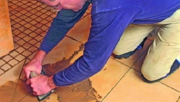 Zniszczonej posadzki nie trzeba koniecznie usuwać. Można na niej wykonać nową. Jest to możliwe jedynie wtedy, gdy stara okładzina i mocująca ją zaprawa dobrze przylegają do nośnego podłoża Zniszczonej posadzki nie trzeba koniecznie usuwać. Można na niej wykonać nową. Jest to możliwe jedynie wtedy, gdy stara okładzina i mocująca ją zaprawa dobrze przylegają do nośnego podłoża