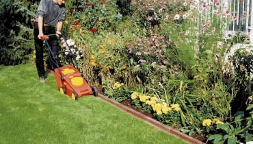 Wczesną jesienią kosiarka wciąż jest wuzyciu Ogrody SLOWA KLUCZOWE: OGRODNICTWO NARZEDZIA ZDJĘCIE DO WKŁADKI: PUBLIKACJA KWIETNIK NR 5 (149) - CZASOPISMA