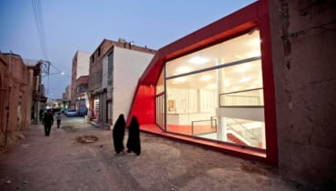 Nowoczesny "No name shop" w irańskim mieście Najafabad autorstwa Alego Dehghani, Alego Soltani czy Atefeha Karbasi Nowoczesny "No name shop" w irańskim mieście Najafabad autorstwa Alego Dehghani, Alego Soltani czy Atefeha Karbasi