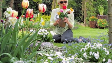 Kwiecień wybucha kwiatami - nie tylko na rabatach, ale także w naczyniach i wiklinowych koszach. Kwiecień wybucha kwiatami - nie tylko na rabatach, ale także w naczyniach i wiklinowych koszach.