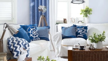 Urządzając wnętrze inspirowane morzem, warto wzorować się na amerykańskich domach z legendarnej miejscowości Hampton na Long Island. Obowiązkowe elementy to: kolory wody i plaży, wiklina i drewno, przepastne kanapy z mnóstwem poduszek, pikowane fotele i podnóżki.