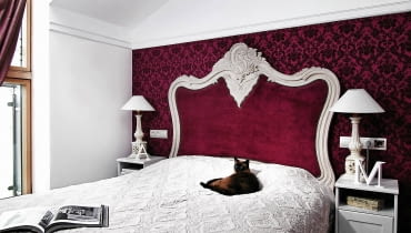 <B>Wąski pokój trudno jest funkcjonalnie urządzić i atrakcyjnie zaaranżować. O ile kuchnię i salon można poszerzyć, na przykład łącząc je ze sobą, to w przypadku sypialni taka przebudowa raczej nie wchodzi w grę. Projektanci znają jednak sposoby, które optycznie poprawiają proporcje pomieszczeń.</B> <BR />1. CIEPŁO-ZIMNO. Pomaluj wąskie ściany, albo tylko jedną, na ciepłą barwę (czerwień, bordo, oranż), która wywołuje wrażenie przybliżania się do patrzącej osoby. Dłuższe natomiast na 'oddalający się' kolor zimny (błękit, zieleń, biel). Wtedy wnętrze skróci się optycznie, dzięki czemu będzie wyglądało na szersze. UWAGA ! DO JEDNORAZOWEJ PUBLIKACJI GOSC CZTERECH KATOW - MIESZKANIE PANI ANNY GRAMS ( STYLISTKI I SCENOGRAFKI ) I MICHALA GRAMS , WNETRZA , POKOJ - SYPIALNIA , ZWIERZETA - KOT SYJAMSKI STYLIZACJA AGNIESZKA OSAK- REJMER FOT. SYLWESTER REJMER PUBLIKACJA CZTERY KATY NR 12 (267) - 12 2013 SLOWA KLUCZOWE: WNETRZE POKOJ SYPIALNIA ZWIERZETA KOT ZDJĘCIE DO WKŁADKI: PUBLIKACJA CZTERY KATY NR 12 (267) - CZASOPISMA