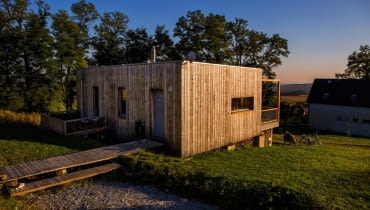 'Dom z klocków' - budynek z prefabrykatów zbudowany w ciągu siedmiu dni, projekt: Maria Rauch, Zofia Rauch, Tomasz Żemojcin 'Dom z klocków' - budynek z prefabrykatów zbudowany w ciągu siedmiu dni, projekt: Maria Rauch, Zofia Rauch, Tomasz Żemojcin