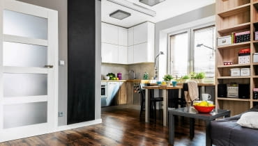 <B>Urządzanie niewielkiej kawalerki wymagało od Julii, Jana oraz projektantki pomysłowości i cierpliwości niczym skomplikowana układanka. Opłacało się. Gospodarze mają teraz osobną sypialnię, a we wciąż przestronnej strefie dziennej wystarcza miejsca i dla domowników, i dla gości.</B> <BR />Aneks kuchenny urządzono w pokoju dziennym. Zabudowa w kształcie litery U zapewnia dużo miejsca do przechowywania i do pracy. Wysoki słupek po lewej stronie pomieścił lodówkę z zamrażarką i (u góry) pojemną szafkę na rzadziej używane rzeczy. Wszystkie wiszące schowki sięgają do sufitu. <B>Urządzanie niewielkiej kawalerki wymagało od Julii, Jana oraz projektantki pomysłowości i cierpliwości niczym skomplikowana układanka. Opłacało się. Gospodarze mają teraz osobną sypialnię, a we wciąż przestronnej strefie dziennej wystarcza miejsca i dla domowników, i dla gości.</B> <BR />Aneks kuchenny urządzono w pokoju dziennym. Zabudowa w kształcie litery U zapewnia dużo miejsca do przechowywania i do pracy. Wysoki słupek po lewej stronie pomieścił lodówkę z zamrażarką i (u góry) pojemną szafkę na rzadziej używane rzeczy. Wszystkie wiszące schowki sięgają do sufitu.