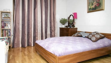 PRZED ZMIANĄ. Sypialnia. Na pierwszy rzut oka wnętrzu niczego nie brakowało. Nowa właścicielka uznała jednak, że wystrój pokoju jest monotonny i bez wyrazu. Stylistka wprowadziła zmiany, które nadały wnętrzu całkiem inny charakter. <BR > Sypialnię urządzono porządnie, ale bardziej hotelowo niż domowo. W tej aranżacji tradycyjne meble wydawały się zbyt ciężkie, a od pewnego czasu były już również niemodne. 04.03.2011 WARSZAWA SESJA WNETRZE , METAMORFOZA PO ZMIANCH I ZDJECIA PRZED NA ZDJECIU SYPIALNIA STYLIZACJA DLA CZASOPISMA CZTERY KATY FOT. ARKADIUSZ SCICHOCKI / AGENCJA GAZETA