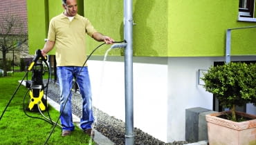 PC 20 zestaw do udrażniania rynien dachowych i rur/KÄRCHER Do wysokociśnieniowego czyszczenia rur i rynien (20 m), bez potrzeby korzystania z drabiny; nadaje się do udrażniania odpływów; wystarczy podłączyć go do urządzenia wysokociśnieniowego, umieścić wąż w rynnie i spryskiwać, przesuwając do przodu i do tyłu, aby rozbić powstałe zatory. Cena: ok. 370 zł, www.karcher.pl