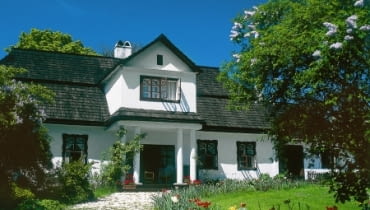 Wyżka - pomieszczenie nad gankiem trzeba chronić przed utratą ciepła przez odpowiednie ocieplenie stropu, najlepiej od spodu. ganek,drewniany dom,stary dom