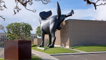 Zły Pies przy Orange County Museum of Art w Kalifornii