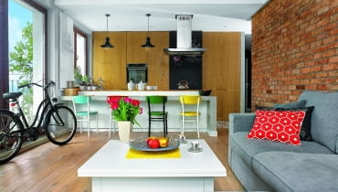 Wnętrze jest przytulne mimo użycia surowych materiałów - cegły i betonu. Dużo ciepła wprowadziło drewno i akcenty żywych kolorów: przemalowane krzesła przy wyspie (modele Idolf z IKEA) oraz poduszki z Modalto i IKEA (na kanapie kupionej w Modalto). WNETRZE JEST PRZYTULNE mimo użycia surowych materiałów - cegły i betonu. Dużo ciepła wprowadziło drewno i akcenty żywych kolorów: przemalowane krzesła przy wyspie (modele Idolf z IKEA) oraz poduszki z Modalto i IKEA (na kanapie kupionej w Modalto).