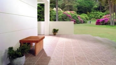 Wybór płytek na taras powinien być szczególnie przemyślany. Na pewno nie należy poprzestawać na ich ładnym wyglądzie: co najmniej równie ważne są cechy techniczne.