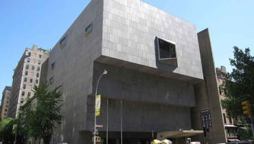 Dotychczasowa siedziba The Whitney Museum of American Art budowana w latach 1963-1966 projektu Marcela Breuera, słynnego węgierskiego modernisty, studenta i wykładowcy Bauhausu, który wyemigrował do USA w czasie II wojny światowej muzeum, nowy jork, renzo piano, usa, rozbudowa