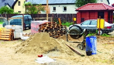 Bałagan na budowie - taką ekipę trzeba często kontrolować lub z niej zrezygnować