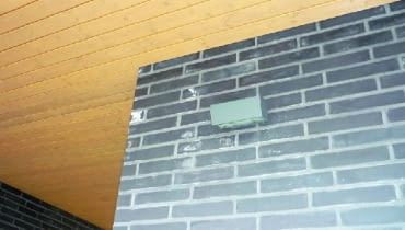 Białe wykwity na fragmencie klinkierowej elewacji pod podbitką dachową Białe wykwity na fragmencie klinkierowej elewacji pod podbitką dachową