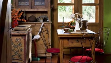 Meble tylko niezbędne - wszystkie bardzo proste, niektóre ozdobione nieskomplikowanym malunkiem przedstawiającym rośliny typowe dla danego regionu. Jako dekoracja - dużo kwiatów i ziół, ozdobna figurka. Meble tylko niezbędne - wszystkie bardzo proste, niektóre ozdobione nieskomplikowanym malunkiem przedstawiającym rośliny typowe dla danego regionu. Jako dekoracja - dużo kwiatów i ziół, ozdobna figurka.