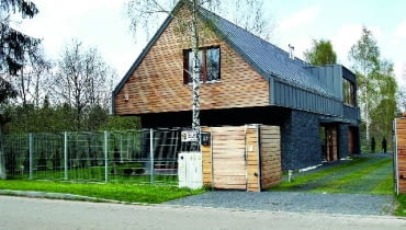 Na wąskim skrawku terenu najłatwiej ustawić dom zwrócony krótszym bokiem w stronę ulicy Na wąskim skrawku terenu najłatwiej ustawić dom zwrócony krótszym bokiem w stronę ulicy