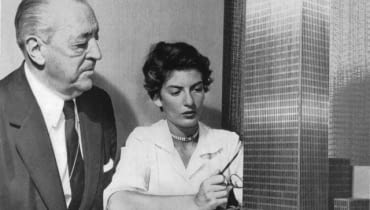 Mies van der Rohe oraz Phyllis Lambert przy modelu Seagram Building Mies van der Rohe oraz Phyllis Lambert przy modelu Seagram Building