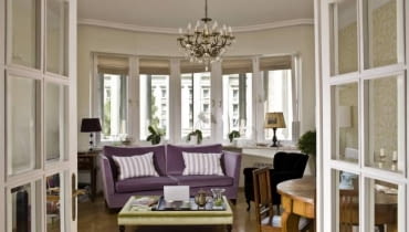 W pokoju dziennym zachwyca ciąg okien w biegnącej po łuku ścianie. Widoczna za nimi kolumnada - niczym z antycznej świątyni - to w rzeczywistości socrealistyczna fasada Ministerstwa Rolnictwa i Rozwoju Wsi. UWAGA PONOWNA PUBLIKACJA ZA ZGODA WLASCICIELI