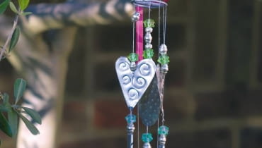 Ogrodowe dzwonki na wietrze są źródłem kojących dźwięków. Posłużą nam dłużej, jeśli zrobimy je z materiałów odpornych na wilgoć Ogrodowe dzwonki na wietrze są źródłem kojących dźwięków