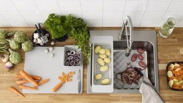 Seria GRUNDVATTNET: deska do krojenia 39,99 zł, pojemnik 9,99 zł, mata 9,99 zł, durszlak 7,99 zł IKEA.