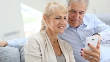 Dom dla seniora powinien być wygodny i bezpieczny. Okna i drzwi warto wyposażyć w klamki i przyciski ułatwiające otwieranie. Przyda się też światło sterowane pilotem oraz sprzęt AGD sterowany za pomocą telefonu. seniorzy