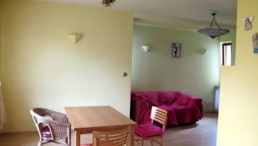 SALON PRZED ZMIANĄ. Gospodarze nie mieli pomysłu, jak go urządzić. Zależało im na tym, by nie tylko nabrał stylu i szyku, lecz także stał się przytulnym miejscem zachęcającym rodzinę do wspólnego spędzania czasu. Nowe wygodne meble, dyskretne ozdoby, nastrojowe oświetlenie i kolory spełniły ich oczekiwania. <BR />Gospodarze poprzestali na wstawieniu do pokoju podstawowych, ale dość przypadkowych mebli z poprzedniego mieszkania. Miały im służyć tylko do czasu modernizacji wnętrza.