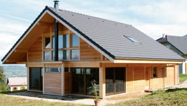 Komin stalowy o budowie warstwowej z płaszczem zewnętrznym w kolorze dopasowanym do elewacji budynku