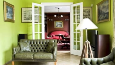 Aranżacje. Stare domy potrafią narzucić nowym właścicielom swój styl. Kiedy Małgosia i Marek kupili liczącą kilkadziesiąt lat piękną willę z ogrodem, od razu wiedzieli, że nie zaprowadzą tu współczesnych porządków. Gospodarze wspólnie podejmowali decyzje związane z urządzaniem domu, ale to Małgosia (współwłaścicielka firmy leasingowej) stworzyła wizję całości i konsekwentnie ją realizowała. Najwięcej czasu zajęło jej znalezienie mebli pasujących do tych wyobrażeń - szukała ich na targach staroci i w sklepach z antykami w wielu miastach Europy. Starannie zadbała też o odrestaurowanie tradycyjnego parkietu, z klepkami ułożonymi w jodełkę. UWAGA ! PONOWNA PUBLIKACJA WYLACZNIE ZA ZGODA WLASCICIELI