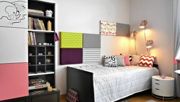 <B>Zuzi marzył się pokój przypominający wnętrza z serialu muzycznego Violetta. Na disnejowską stylistykę nie zgodziła się jednak mama. Dziewczynce musiał wystarczyć motyw gwiazd symbolizujących jej idolkę. Ale i tak jest bardzo szczęśliwa. </B></BR> PO ZMIANIE. Zuza długo nie chciała się rozstać z niepotrzebnymi już dziecięcymi skarbami, które zabierały miejsce na regałach. Mama uznała, że muszą wreszcie zniknąć, a dobrym pretekstem do pozbycia się ich stała się metamorfoza pokoju. Rewolucji w  umeblowaniu nie było, skupiono się na nadaniu wnętrzu bardziej dziewczęcego charakteru. Przy wyborze dekoracji kierowano się zainteresowaniami dziewczynki (szydełkowanie i  projektowanie ubrań), nie zapomniano też o ukochanej Violetcie - tkaninowe dodatki oraz tapetę zdobią gwiazdy i gwiazdki. pokój dziecka, wystrój wnętrz