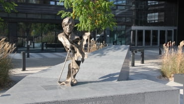Popiersie Stefana Kuryłowicza autorstwa art. rzeźbiarza Krzysztofa Bednarskiego na skwerze im. Stefana Kuryłowicza przy kompleksie biurowym Wola Center przy ul. Przyokopowej 33 Popiersie Stefana Kuryłowicza autorstwa art. rzeźbiarza Krzysztofa Bednarskiego na skwerze im. Stefana Kuryłowicza przy kompleksie biurowym Wola Center przy ul. Przyokopowej 33