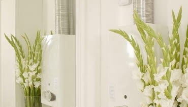 Czujnik czadu zainstalowany w łazience przy kotle gazowym czujnik czadu, kocioł gazowy, łazienka