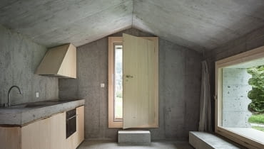 Concrete Cabin - betonowy domek w szwajcarskich Alpach; proj. Nikish Sano Walder Architects Concrete Cabin - betonowy domek w szwajcarskich Alpach; proj. Nikish Sano Walder Architects