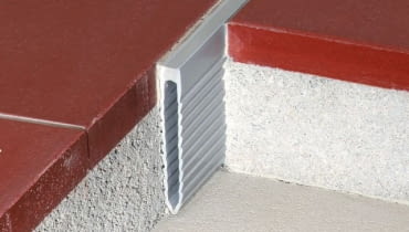 Profil dylatacyjny oddziela posadzki i jednocześnie wypełnia szczelinę dylatacyjną w wylewce betonowej Profil dylatacyjny oddziela posadzki i jednocześnie wypełnia szczelinę dylatacyjną w wylewce betonowej