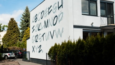Nowy typograficzny mural na Saskiej Kępie od Good Lokking Studio Nowy typograficzny mural na Saskiej Kępie od Good Lokking Studio