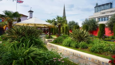 Okazałe rabaty z palmami, trawami ozdobnymi i formium o mieczowatych liściach - oto efektowny Ogród Hiszpański. Okazałe rabaty z palmami, trawami ozdobnymi i formium o mieczowatych liściach - oto efektowny Ogród Hiszpański.