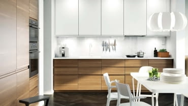 Lampa wisząca nad stołem bywa uzupełnieniem oświetlenia ogólnego. STOCKHOLM, lampa wisząca, projekt: Ola Wihlborg, śr. 55 cm, wysokość klosza 23 cm 299 zł IKEA