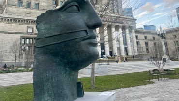 Igor Mitoraj "Tindaro" - monumentalna rzeźba na Placu Centralnym w Warszawie Igor Mitoraj "Tindaro" - monumentalna rzeźba na Placu Centralnym w Warszawie