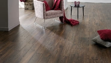 Odcień paneli z dekorem dąb Casada zbliżony jest do ciemnego wybarwienia drewna orzechowego. panele laminowane, V-fuga