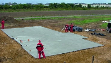 Zamiast na ławach i ścianach fundamentowych dom można posadowić na żelbetowych płytach fundamentowych płyty fundamentowe, płyta fundamentowa, fundamenty