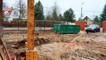 Niektóre preparaty chemii budowlanej są toksyczne dla gleby. Podobnie jak niektóre - nieszkodliwe dla ludzi - materiały wpływają na jej wyjałowienie. Warto dopilnować ich bezpiecznej utylizacji. BUDOWA DOMU MAGDY I MARCINA , KONTENER NA SMIECI FOT. MAGDA GEDZIOROWSKA PUBLIKACJA LADNY DOM NR 3 (53) - 3.2003