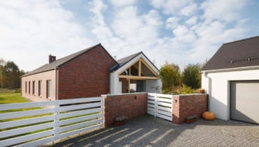 Nietypowe połączenie dwóch brył - ten bliźniak zaprzecza utartym schematom myślenia o budownictwie jednorodzinnym elewacja frontowa, dom jednorodzinny, realizacje domów