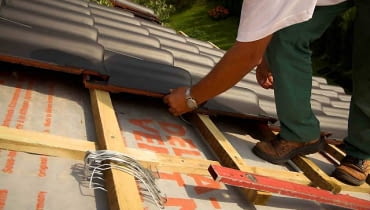 Układanie dachówek ceramicznych Układanie dachówek ceramicznych