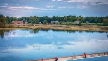 „Cycling throug Water - ścieżka rowerowa w Belgii biegnąca przez środek jeziora. Proj. BuroLandschap „Cycling throug Water - ścieżka rowerowa w Belgii biegnąca przez środek jeziora. Proj. BuroLandschap