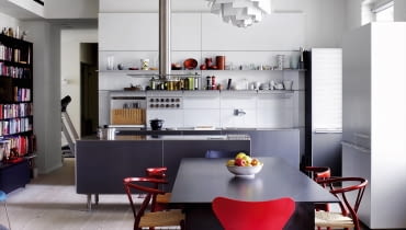 Układ strefy dziennej podporządkowano kuchni - oczywiście marki Bulthaup, system koncepcyjny b3. Wokół stołu drewniane krzesła CH24 Hansa Wegnera z 1949 r. (Carl Hansen & Son) i czerwone Series 7 Arne Jacobsena (1955 r., Fritz Hansen). Lampa Artichoke to słynny projekt Poula Henningsena (Louis Poulsen). Układ strefy dziennej podporządkowano kuchni - oczywiście marki Bulthaup, system koncepcyjny b3. Wokół stołu drewniane krzesła CH24 Hansa Wegnera z 1949 r. (Carl Hansen & Son) i czerwone Series 7 Arne Jacobsena (1955 r., Fritz Hansen). Lampa Artichoke to słynny projekt Poula Henningsena (Louis Poulsen).