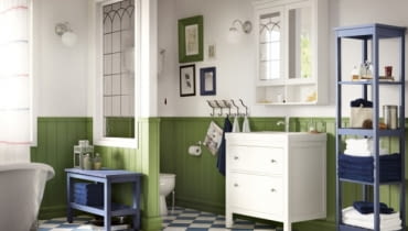 Katalog IKEA 2015: regał HEMNES (z prawej strony) z otwartymi półkami. Poprzednia cena: 399,99 zł. Nowa cena: 299 zł. IKEA, katalog, nowy katalog IKEA, katalog IKEA 2015, nowości z katalogu