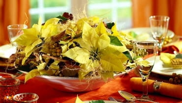 Ozdoby i dekoracje na Boże Narodzenie. Stroiki bożonarodzeniowe. Kwiatostany odmiany 'Limon drop' wyglądają jak złote gwiazdy.