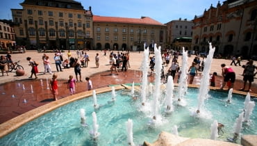 Plac Szczepański Kraków / Fot. Mateusz Skwarczek / Agencja Gazeta 06.06.2010 KRAKOW , DZIECI BAWIA SIE PRZY FONTANNIE NA WYREMONTOWANYM PLACU SZCZEPANSKIM , FOT. MATEUSZ SKWARCZEK / AGENCJA GAZETA PLYTA KRAKOW NR 576
