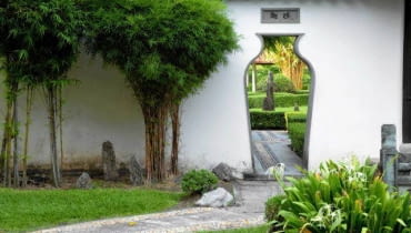 Do ogrodu miłośnika orientalnych klimatów wkracza się często przez Księżycową Bramę - otwór w murze prowadzący do kolejnej części ogrodu lub tylko akcentujący ładny widok. Ten motyw zaczerpnięty z chińskiej architektury ogrodowej symbolizuje przejście do innego świata. Księżycowa Brama zwykle jest okrągła, ale może przybierać inne formy - tu ma kształt amfory. Aby można było z niej wygodnie korzystać, musi mieć szerokość minimum 90 cm. s